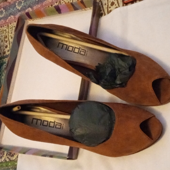 Heels - Picture 2 of 8